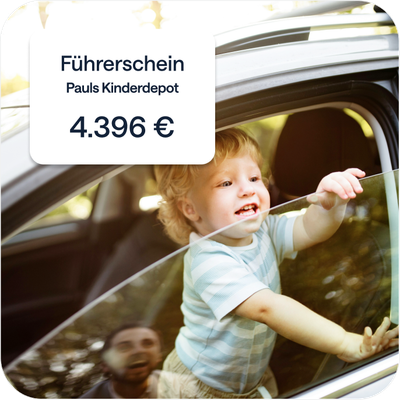 Kleines Kind lehnt aus dem geöffneten Autofenster; Einblendung: Führerschein – Pauls Kinderdepot – 4.396 €
