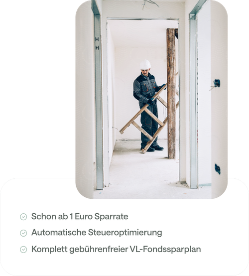 Ein Handwerker im Blaumann trägt eine Leiter aus einer Wohnung, die saniert wird.