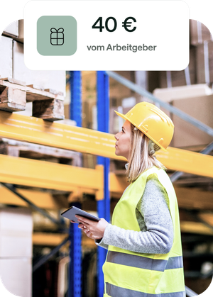 Ein Handwerker im Blaumann trägt eine Leiter aus einer Wohnung, die saniert wird.
