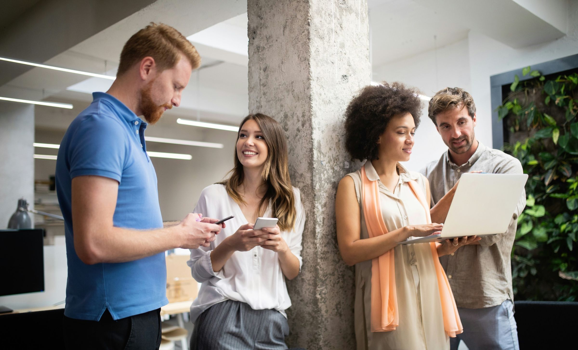 Team schaut gemeinsam auf Laptop — betriebliche Altersvorsorge mit Evergreen