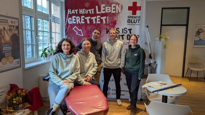 Fünf Evergreen-Mitarbeitende bei der Blutspende des Deutschen Roten Kreuzes.