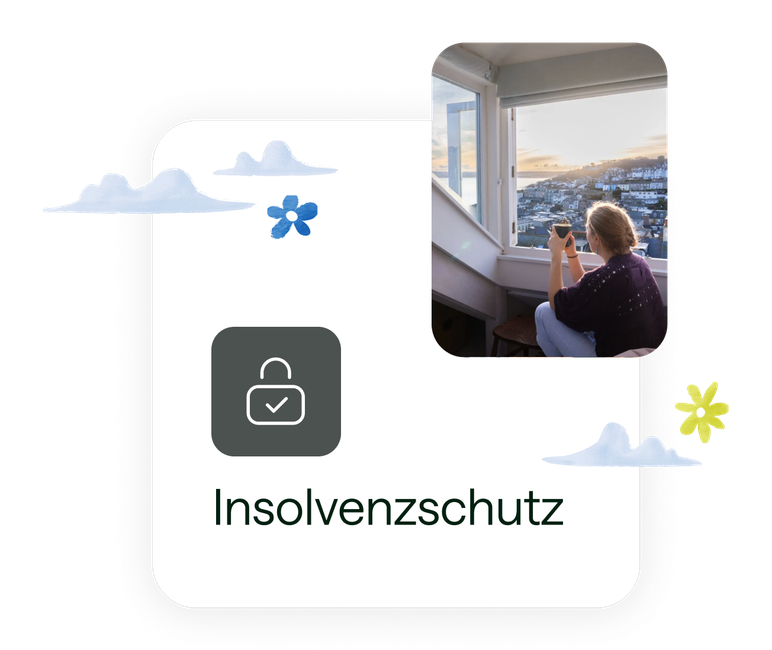 Eine Frau schaut entspannt aus dem Fenster den Sonnenuntergang an. Ein Schlosssymbol-Icon symbolisiert den Insolvenzschutz der Geldanlage.
